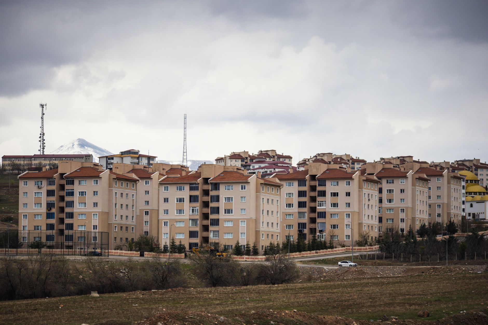 Panoramic view of apartment buildings in Palu, Elazığ with mountainous backdrop.